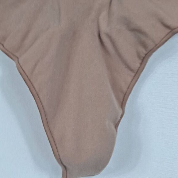 SKIMS Sculpting bottom shaper Nwot - Picture 3 of 5